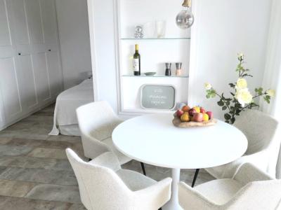 Furnished apartment with sea view available immediately.