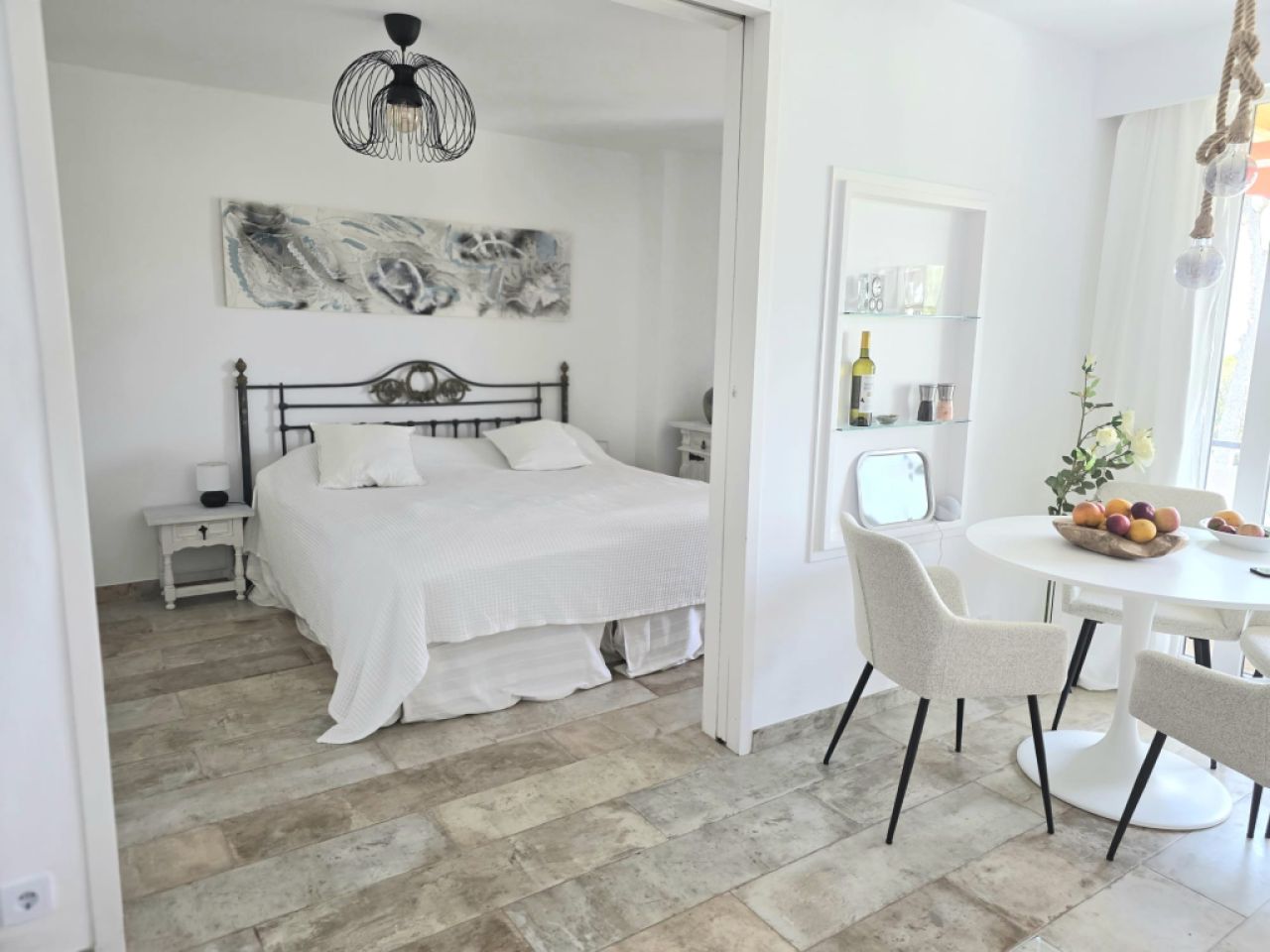 Furnished apartment with sea view available immediately.