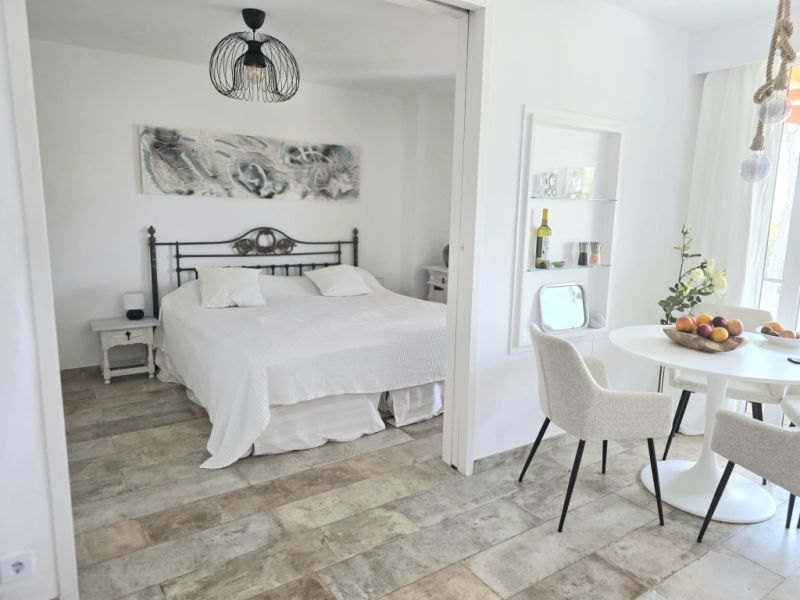 Furnished apartment with sea view available immediately.