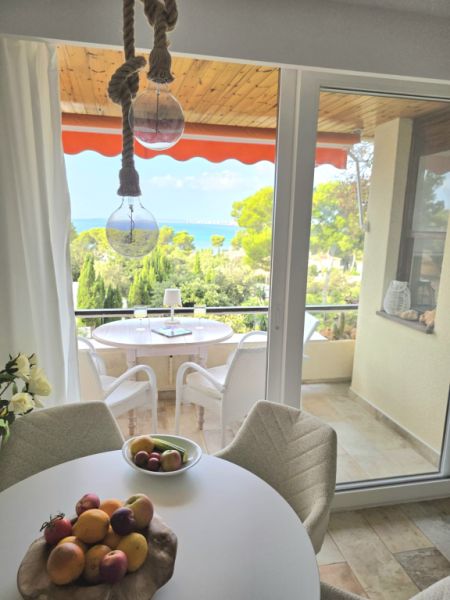 Furnished apartment with sea view available immediately.