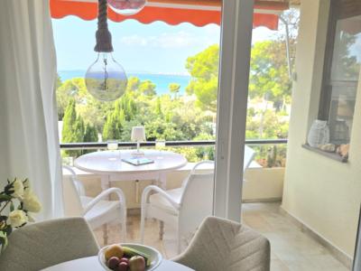 Furnished apartment with sea view available immediately.