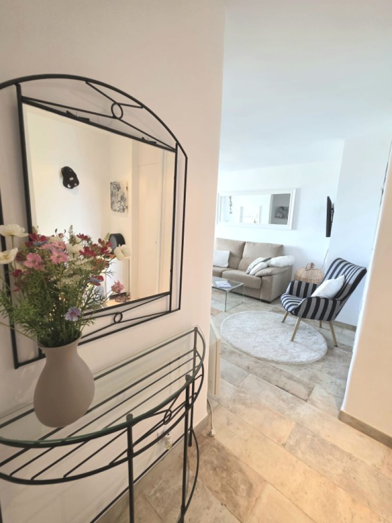 Furnished apartment with sea view available immediately.