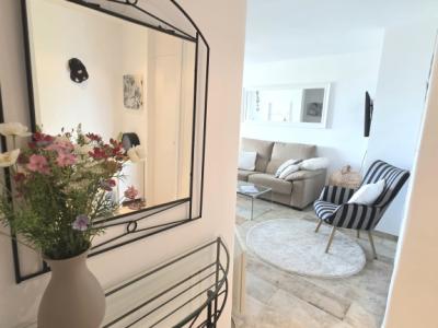 Furnished apartment with sea view available immediately.