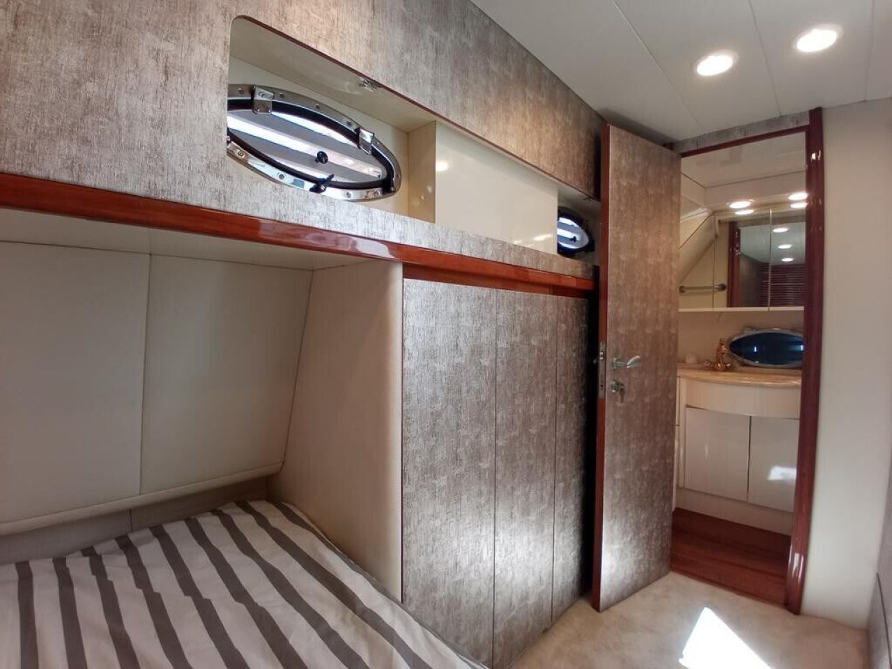 Yate a motor Lancha a motor Lancha a motor Pershing 54 Intercambio con el barco inmobiliario yate co