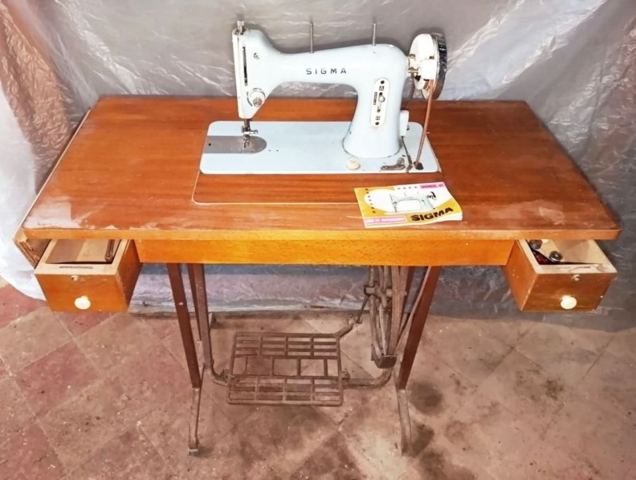 SEWING MACHINE FROM 1970 SIGMA Model 101