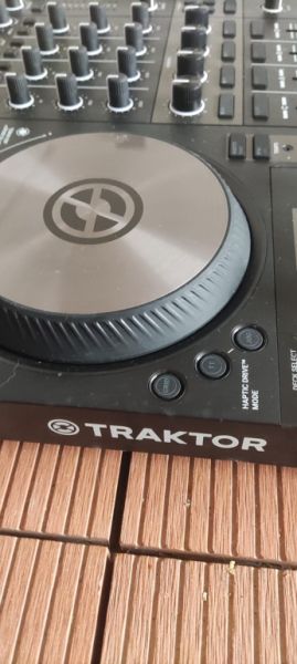  Native Instruments Traktor Kontrol S4