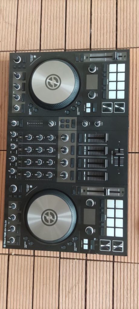  Native Instruments Traktor Kontrol S4