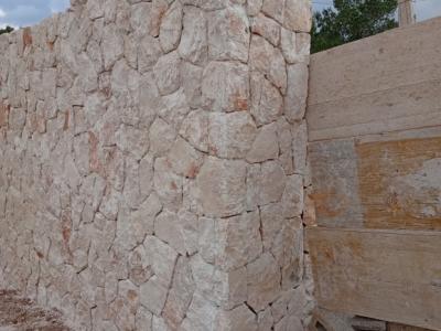 Muro de piedra natural