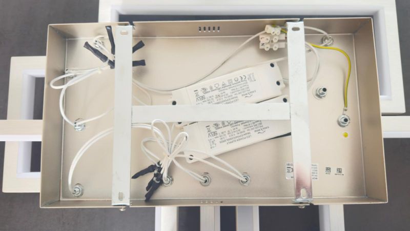 Neuwertige moderne LED-Deckenleuchte