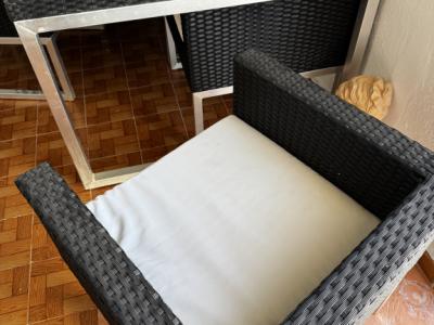 Neuwertige Terrassensitzgruppe, sechs Stühle, ein Tisch und sechs Polsterauflagen.