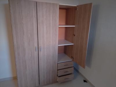 Neuwertiger Kleiderschrank