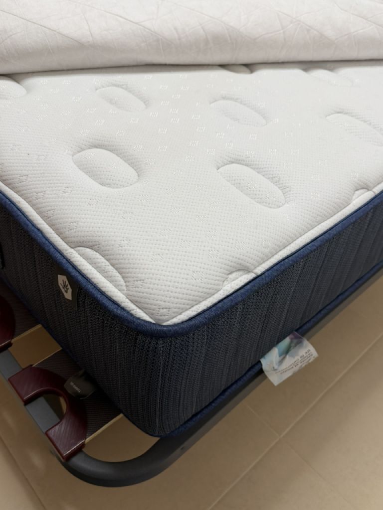 Neuwertiges hochwertiges Bett 1,40m x 1,90m komplett zu verkaufen