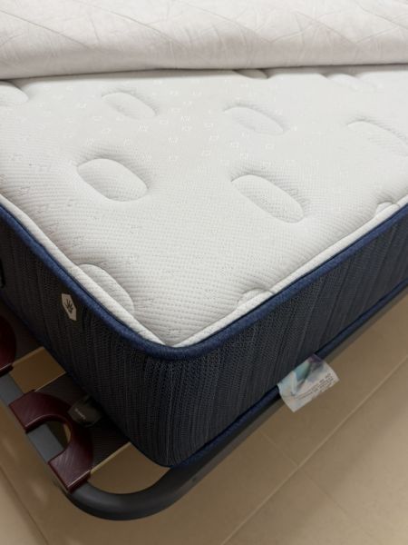 Neuwertiges hochwertiges Bett 1,40m x 1,90m komplett zu verkaufen