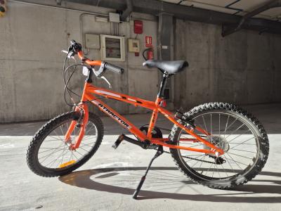 Like-new children's bike, 18 inch