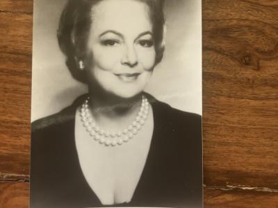 Originalautogramm  olivia de havilland Größe : Foto 9 cm mal 15 cm