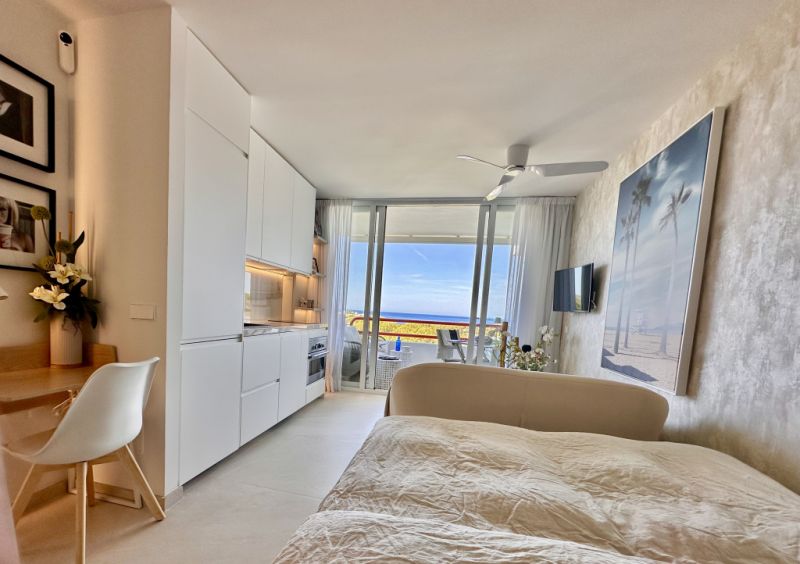 Ático estudio con vistas despejadas al mar | rehabilitado integralmente | balcón SO | solo 67 € gastos