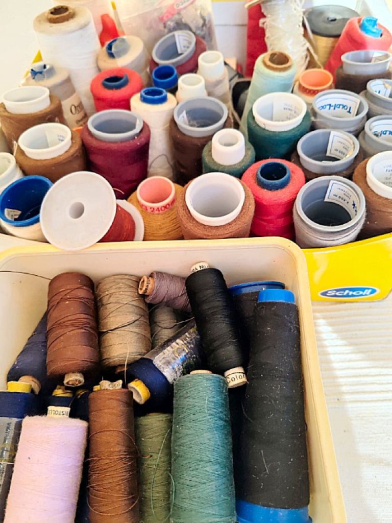 Pfaff Nähmaschine ClassicStyle Quilt 1527 + Garne