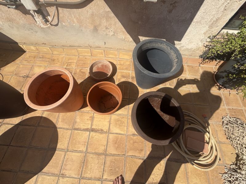 Plant pots, round