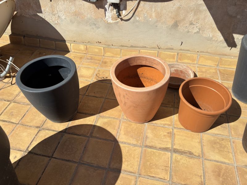 Plant pots, round