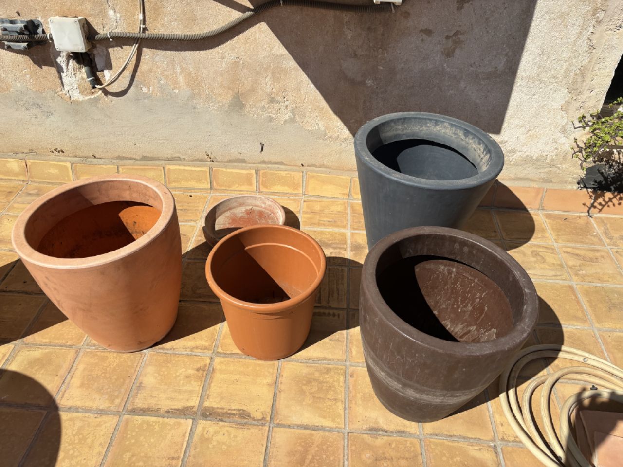 Plant pots, round