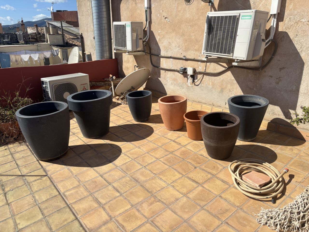 Plant pots, round