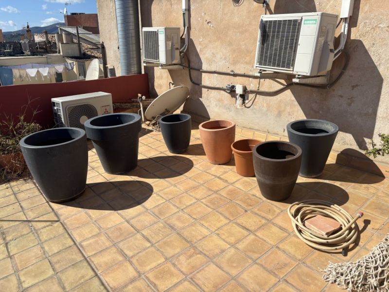 Plant pots, round