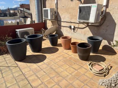 Plant pots, round