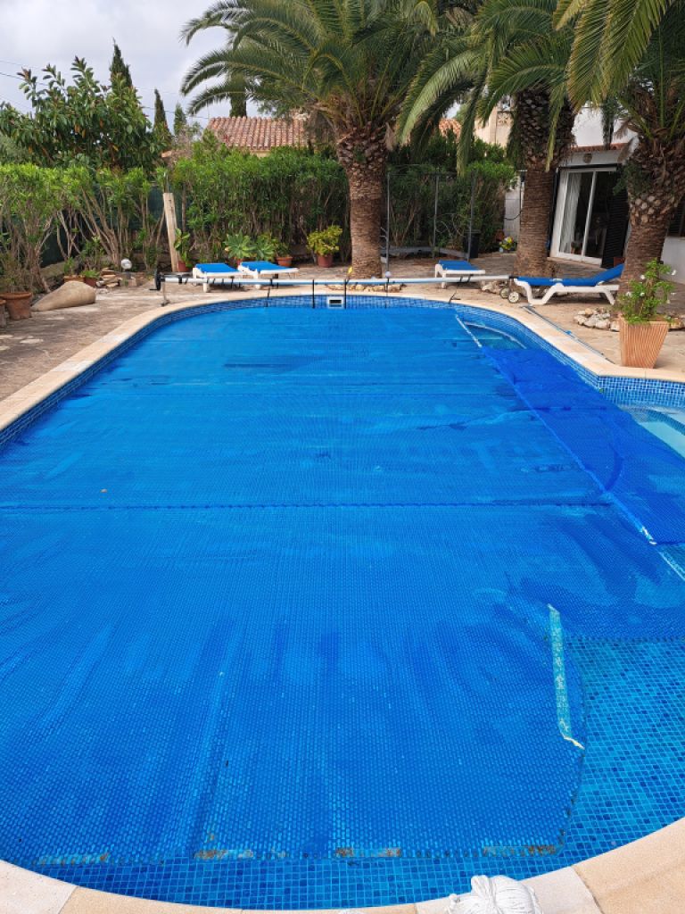 Pool solar cover