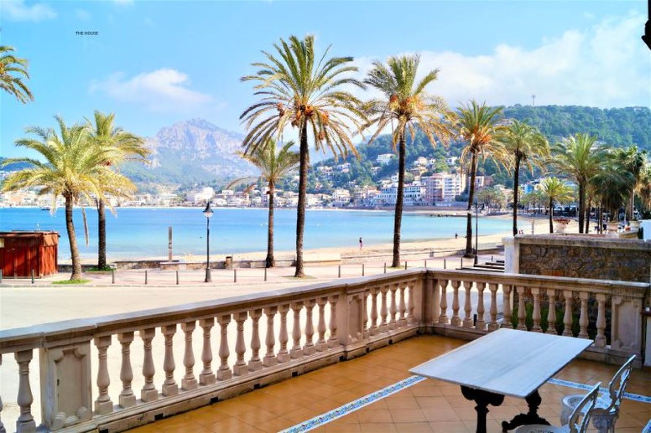 Porto Soller -Mallorca Herrenhaus in erster Linie.