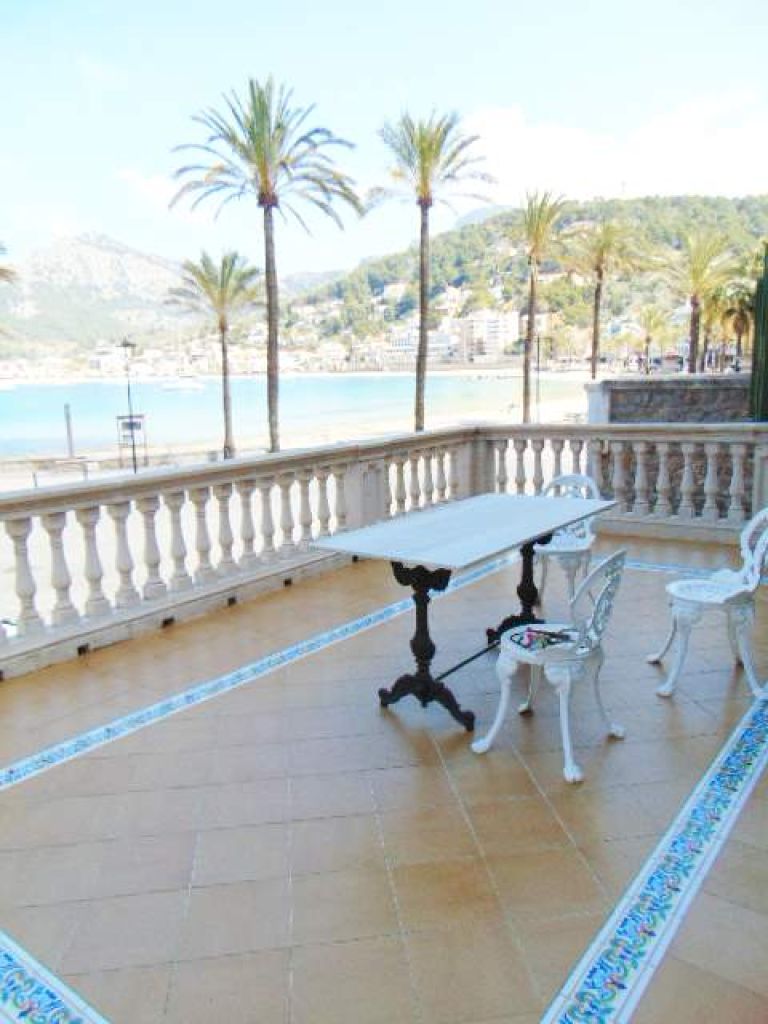 Porto Soller -Mallorca Herrenhaus in erster Linie.