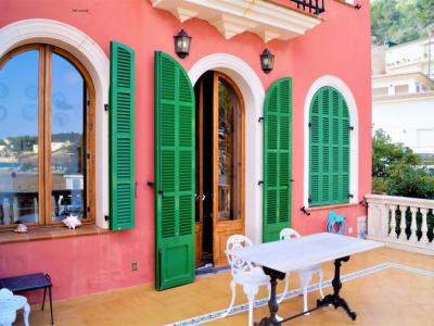 Porto Soller -Mallorca Herrenhaus in erster Linie.