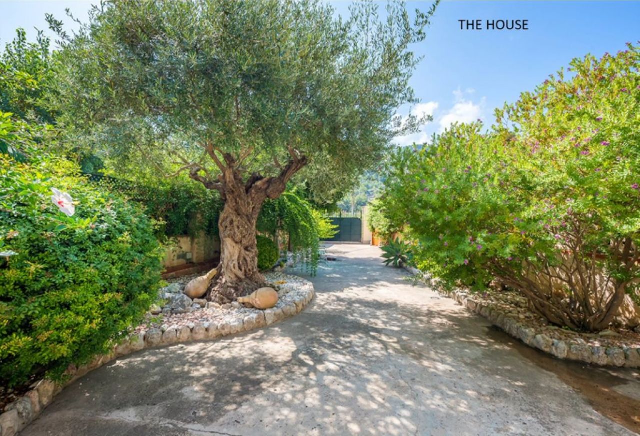 Porto Soller -Mallorca Herrenhaus in erster Linie.