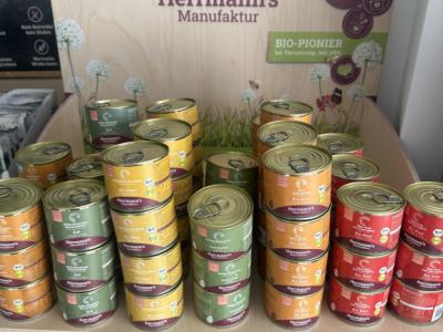 Premium organic cat food from the company Hermanns and/or Wildes Land