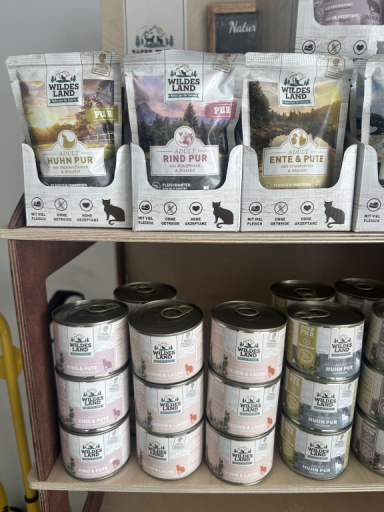 Premium organic cat food from the company Hermanns and/or Wildes Land