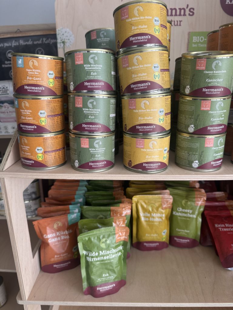 Premium organic cat food from the company Hermanns and/or Wildes Land