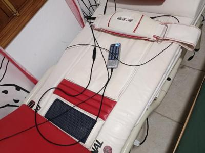 Professionelle Massageliege, platzsparend