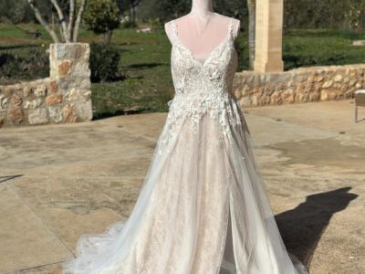 Pronovias Brautkleid mit Schlitz und Schleppe