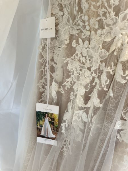 Pronovias Brautkleid mit Schlitz und Schleppe