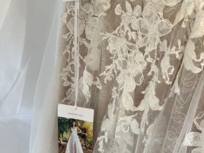 Pronovias Brautkleid mit Schlitz und Schleppe