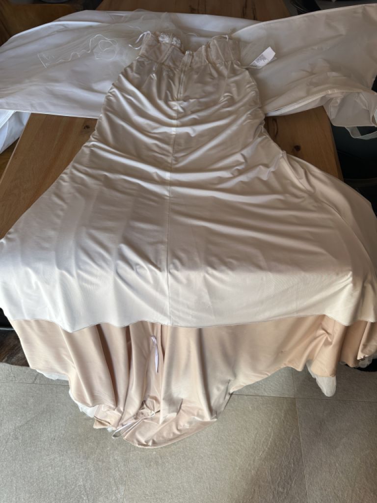 Pronovias Brautkleid mit Schlitz und Schleppe