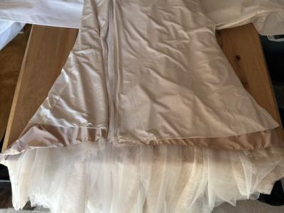 Pronovias Brautkleid mit Schlitz und Schleppe