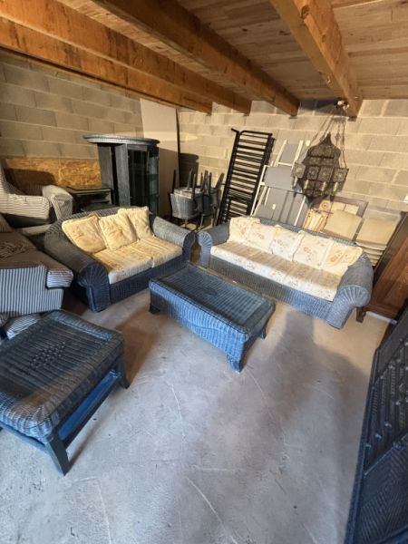 Rattan-Sofagarnitur mit Tischen