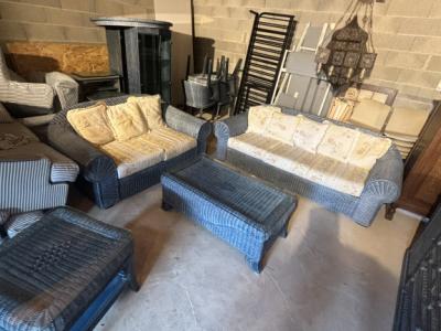 Rattan-Sofagarnitur mit Tischen