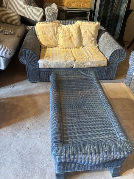 Rattan-Sofagarnitur mit Tischen