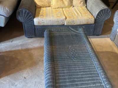 Rattan-Sofagarnitur mit Tischen