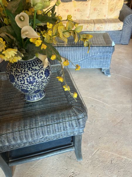 Rattan-Sofagarnitur mit Tischen