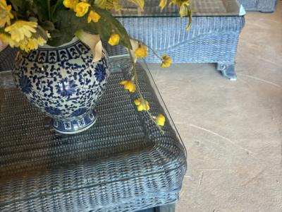 Rattan-Sofagarnitur mit Tischen