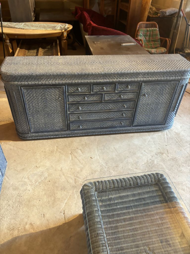 Rattan-Sofagarnitur mit Tischen