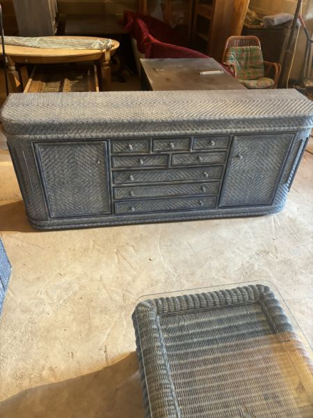 Rattan-Sofagarnitur mit Tischen