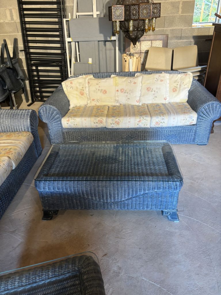 Rattan-Sofagarnitur mit Tischen